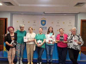 Algunas de las participantes en el Club de Lectura junto a Sibisse Sosa y Natalia Domínguez, en la imagen segunda por la derecha (3)