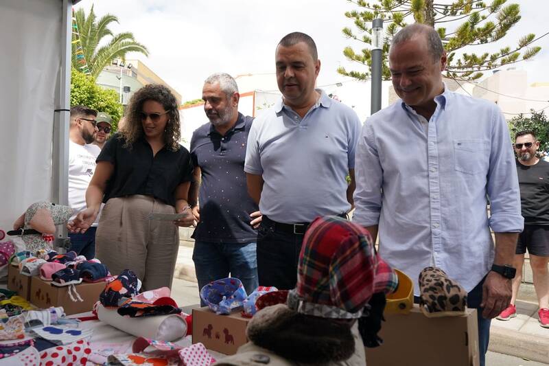 Augusto Hidalgo Pedro Rodriguez Alfredo Goncalves y Ruth Martin recorriendo los puestos de la feria celebrada en la Plaza de La Atalaya