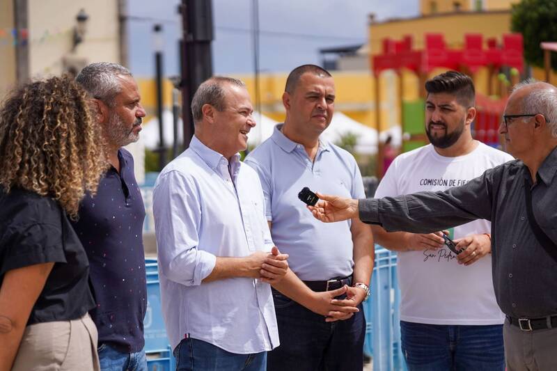 Augusto Hidalgo atiende a los medios de comunicacion 2