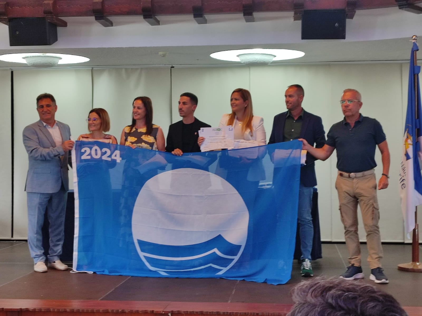 Agaete recibe la bandera azul que reconoce las excelentes condiciones de la playa de las Nieves 