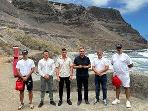 El alcalde, Pedro Rodríguez, junto a los concejales Tanausú Santos y César Medina, y los asistentes en primeros auxilios, en la playa de San Felipe