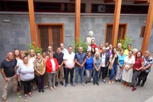 Foto de familia en el patio de la Casa de la Cultura