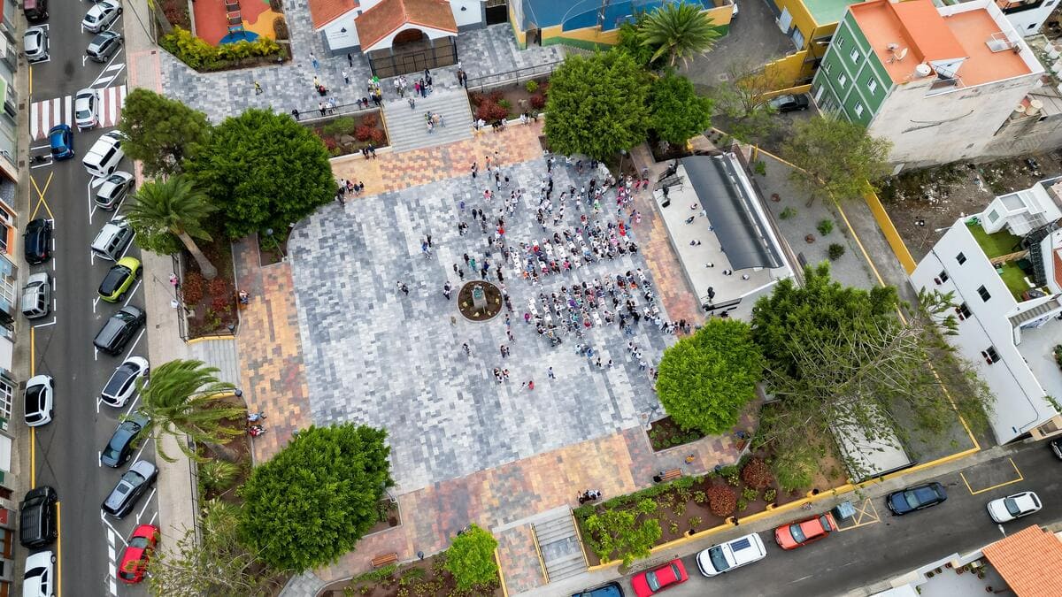 Gáldar inaugura la nueva y rehabilitada Plaza de Barrial