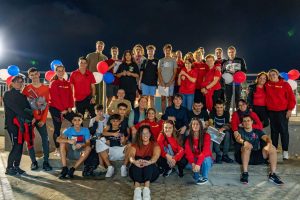 Ruth Martín, sentada en el centro de la primera fila, junto a jóvenes participantes en una actividad de la Concejalía de Juventud celebrada en el albergue municipal