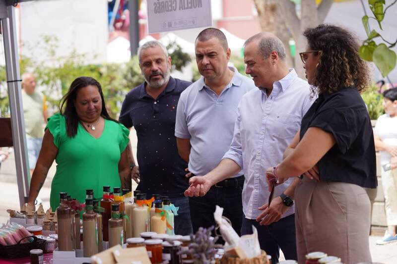 Visita de los representantes politicos por los distintos puestos de la feria 1