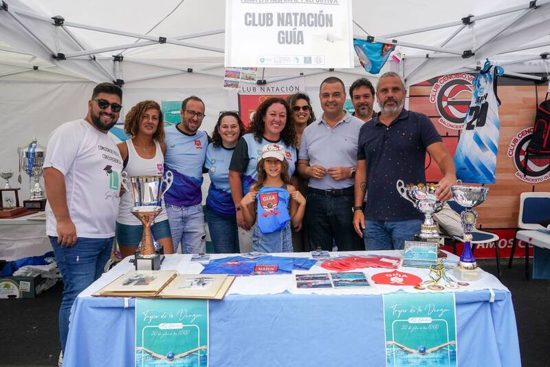 Visita de los representantes politicos por los distintos puestos de la feria 3