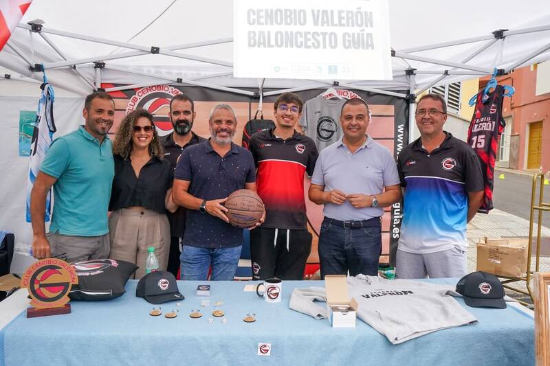 Visita de los representantes politicos por los distintos puestos de la feria 4