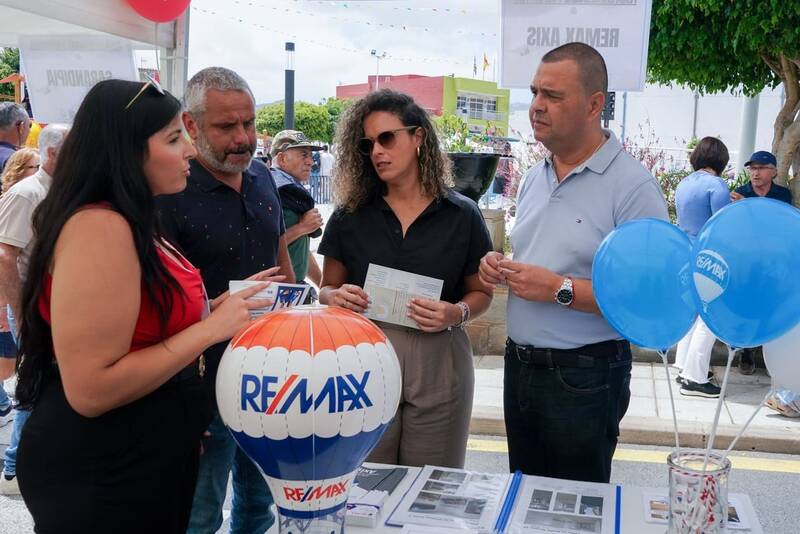 Visita de los representantes politicos por los distintos puestos de la feria 6