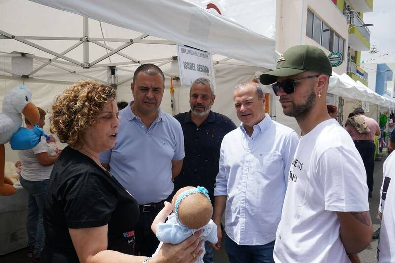 Visita de los representantes politicos por los distintos puestos de la feria 7