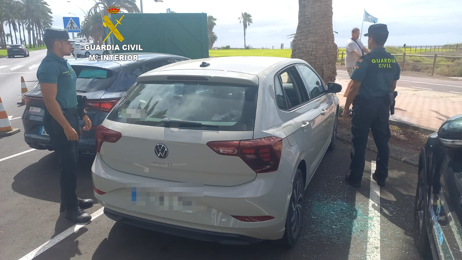 La Guardia Civil auxilia a un bebé que se quedó atrapado en el interior de un vehículo en Fuerteventura