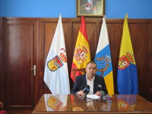 El alcalde de Guia Pedro Rodriguez hoy durante la rueda de prensa ofrecida en el salon de plenos 1024x768