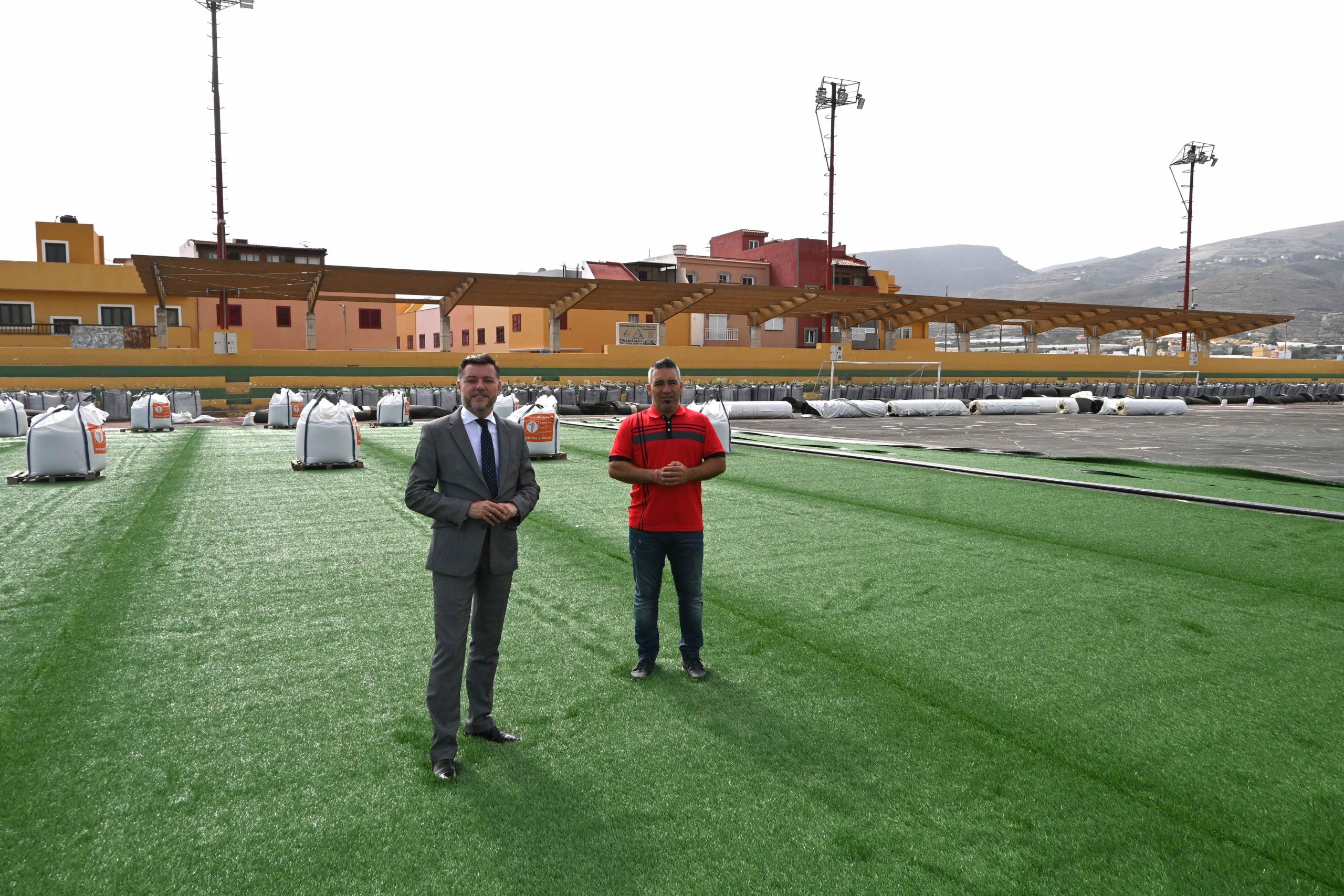 Teodoro Sosa y Ancor Bolaños, en la colocación del nuevo césped del Estadio de Barrial
