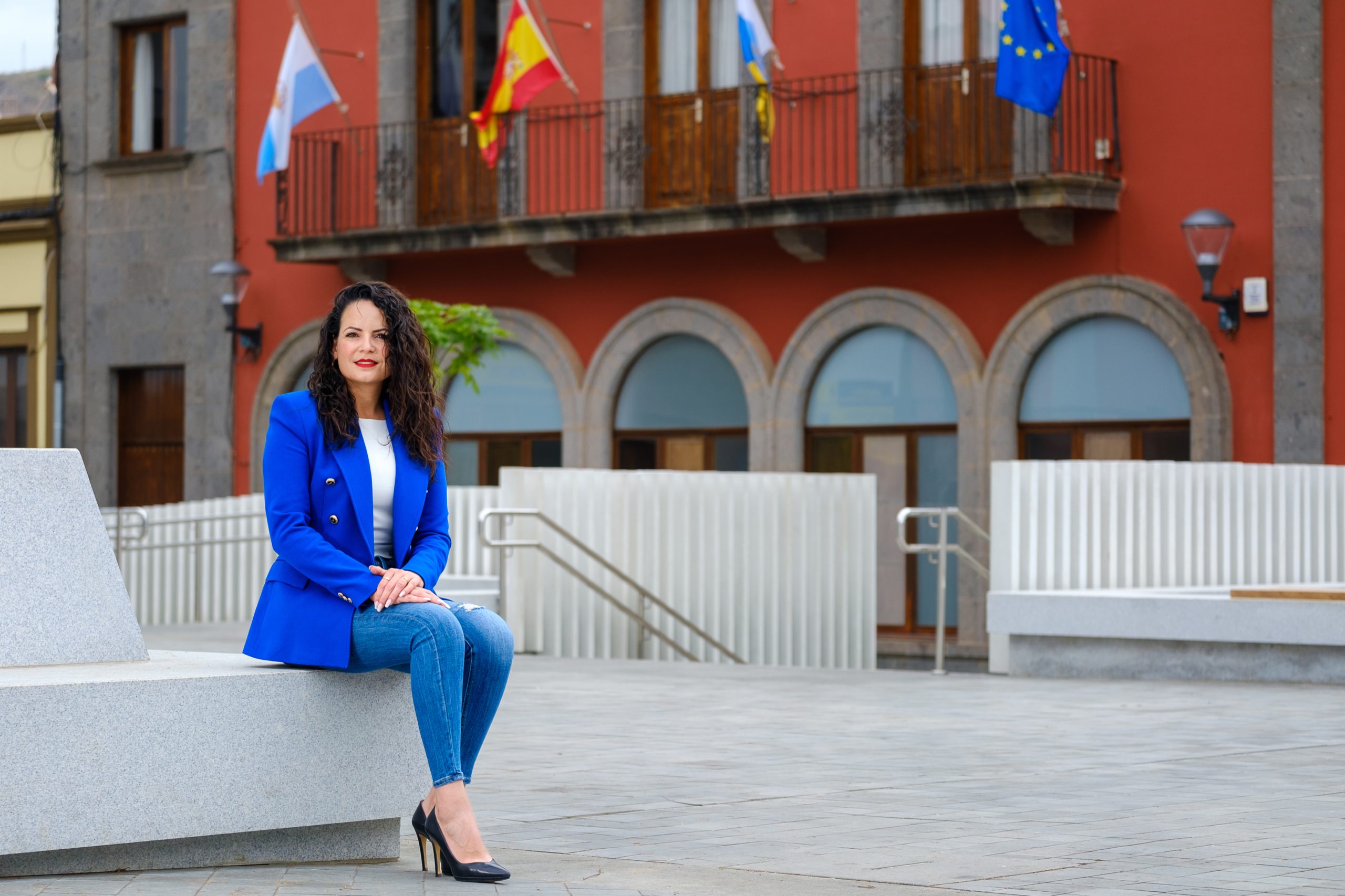 Ainhoa Martín Luján, en la Plaza Luján Pérez del casco histórico de Guía, frente a las Casas Consistoriales