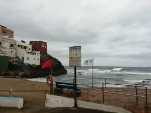 Bandera roja en Los Dos Roques