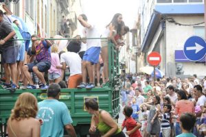 BATALLA DE FLORES EN STA MARIA DE GUIA.C150813