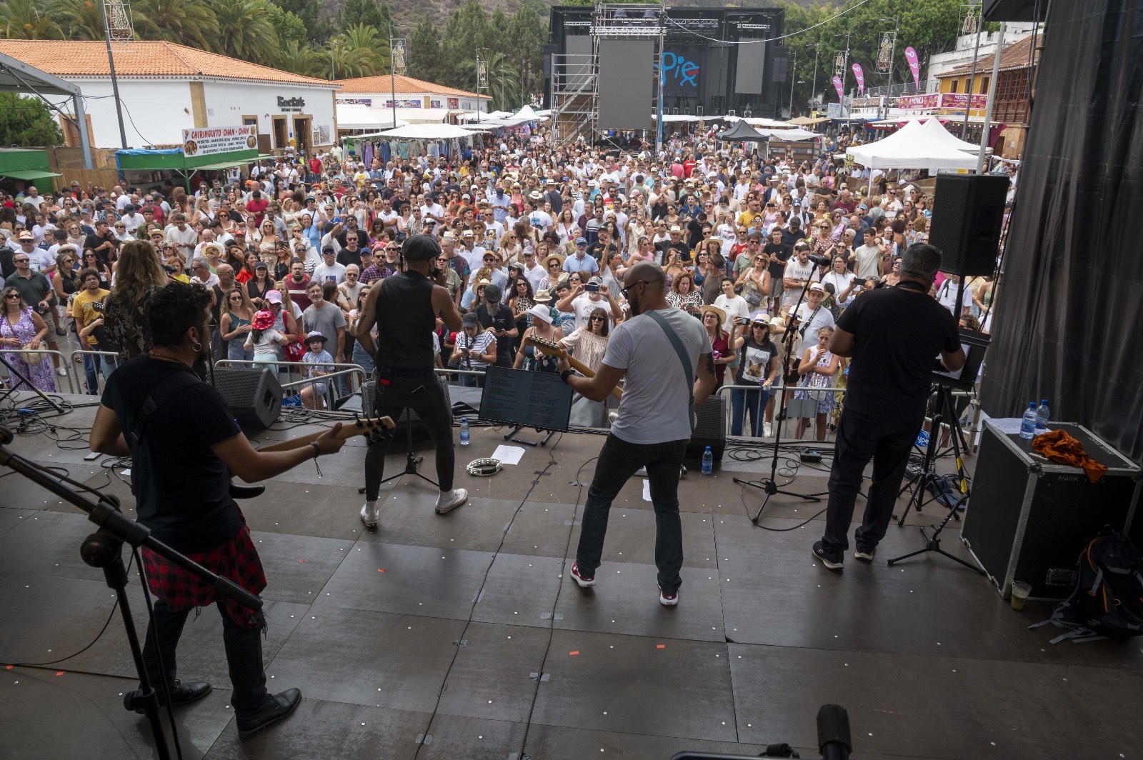 Teatro, acrobacias, música, cuentos y humor llenaron las calles de Teror el fin de semana con el Festival ‘En Pie’