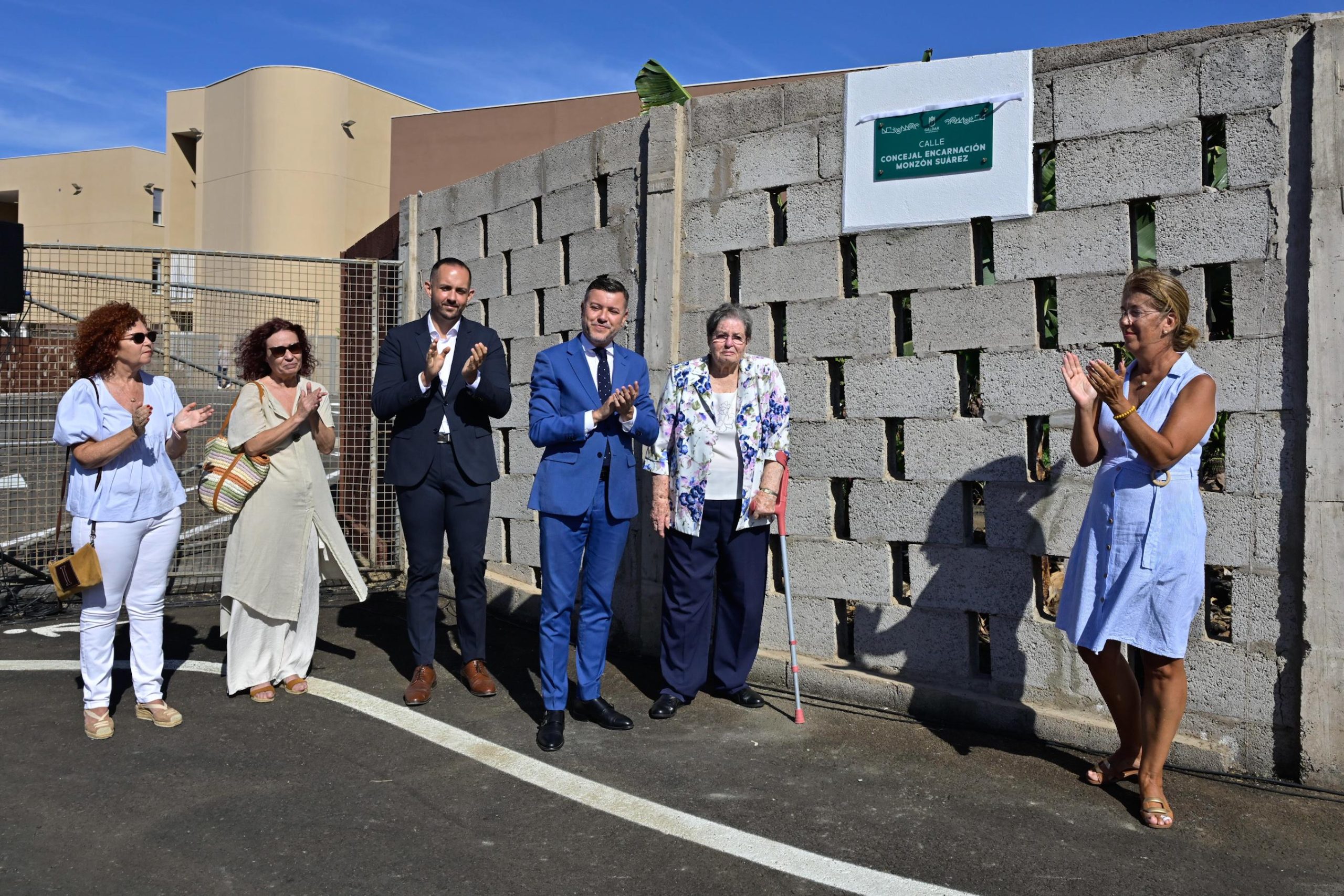 Gáldar descubre la placa de la calle Concejal Encarnación Monzón Suárez en la entrada del nuevo IES Agáldar