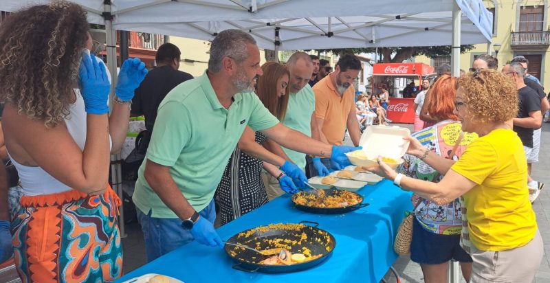 El alcalde, Alfredo Gonçalves Ferreira, junto a varios compañeros concejales, repartiendo paella durante la Fiesta del Vecino y la Vecina celebrada este sábado (1)