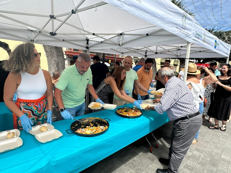 El alcalde, Alfredo Gonçalves Ferreira, junto a varios compañeros concejales, repartiendo paella durante la Fiesta del Vecino y la Vecina celebrada este sábado (2)