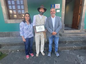 El alcalde, Alfredo Gonçalves Ferreira, y la concejala de Turismo, Alejandra García Díaz, junto a Jaime Rodríguez, propietario de la Ecofinca Selva Doramas