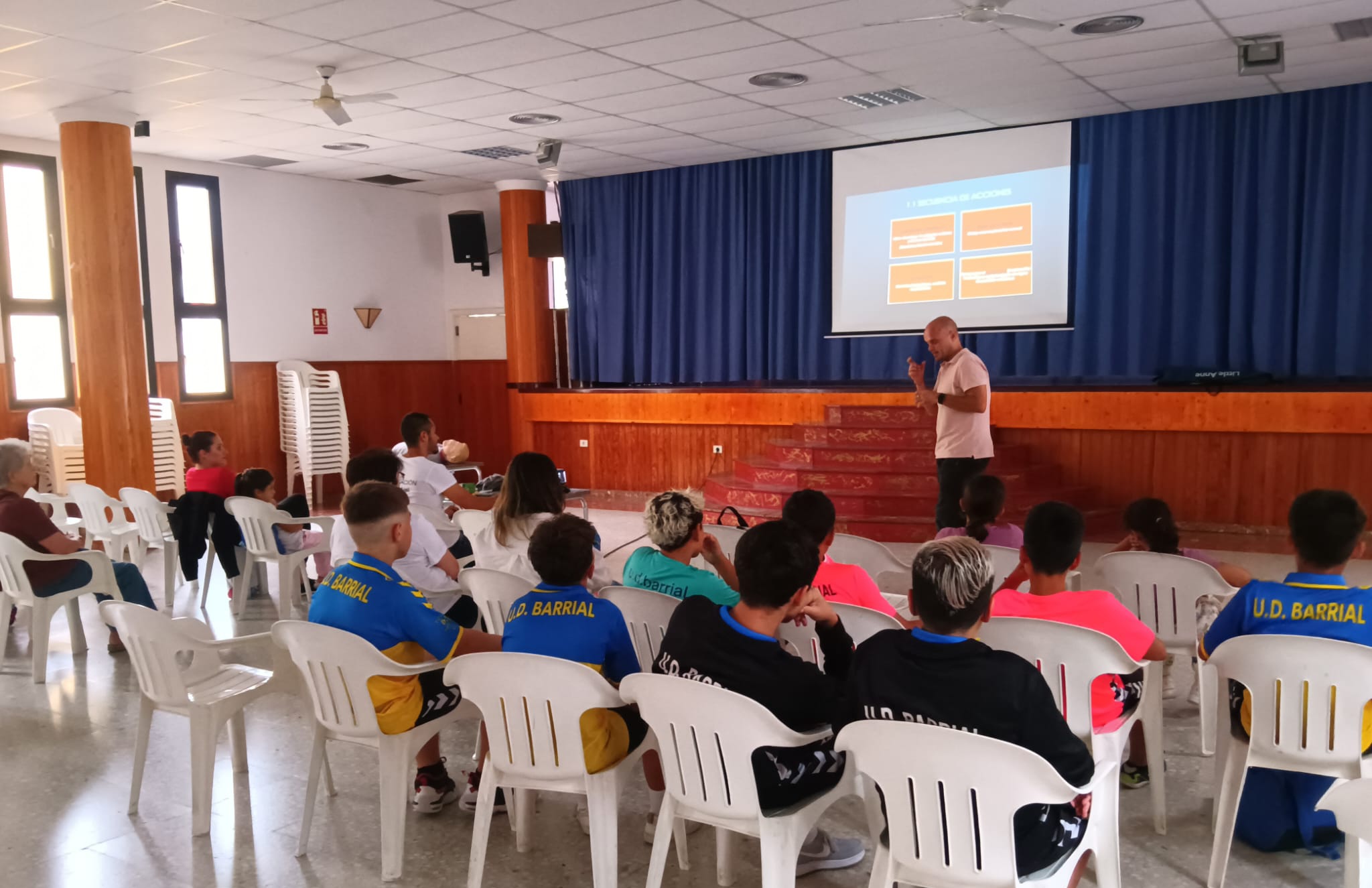 En la tarde de ayer, tuvo lugar el taller de Primeros Auxilios, en la Asociación de Vecinos Amagro de Barrial, a cargo de Armiche Tacoronte. 