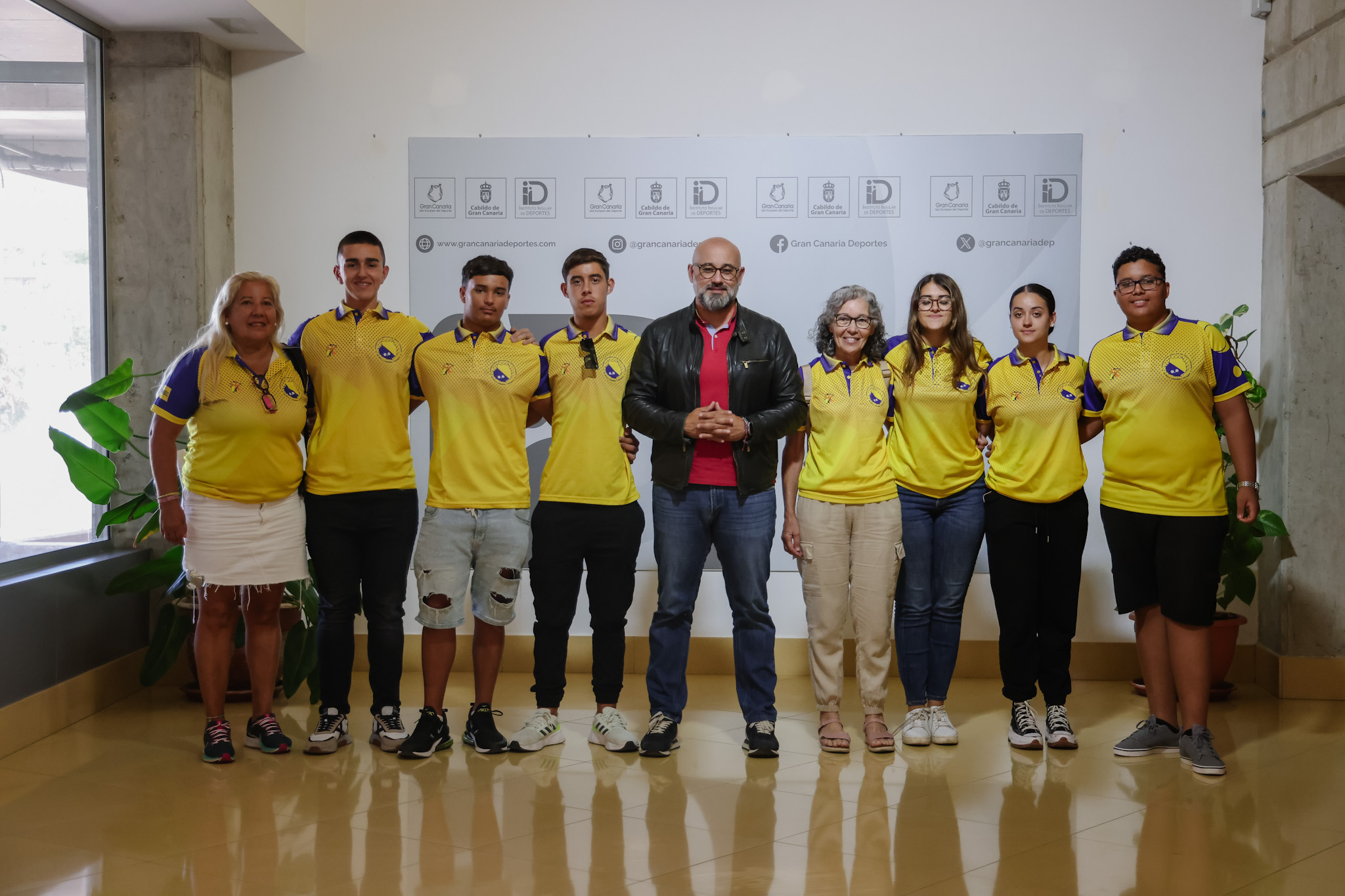 El consejero de Deportes del Cabildo de Gran Canaria recibe a la selección femenina y juvenil de bola canaria