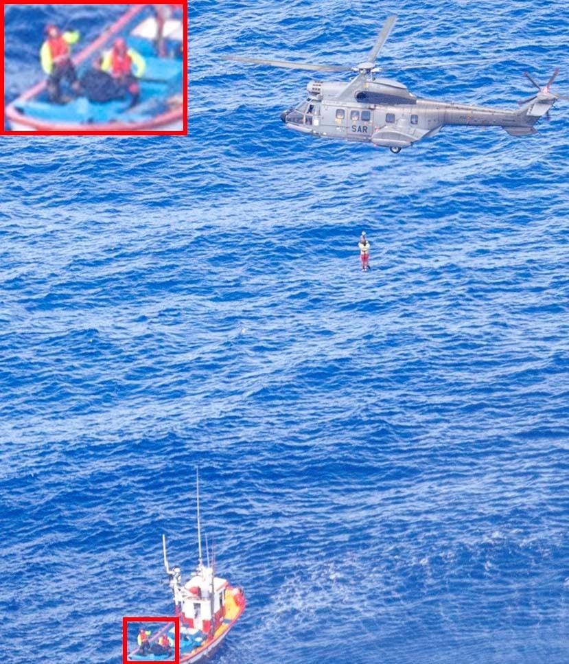 Un helicoptero del Ejército del Aire y del Espacio evacúa a tres marineros del pesquero español “Irimar del Carmen” que se encontraba a la deriva, a 506 kms. al noroeste de la isla de La Palma.