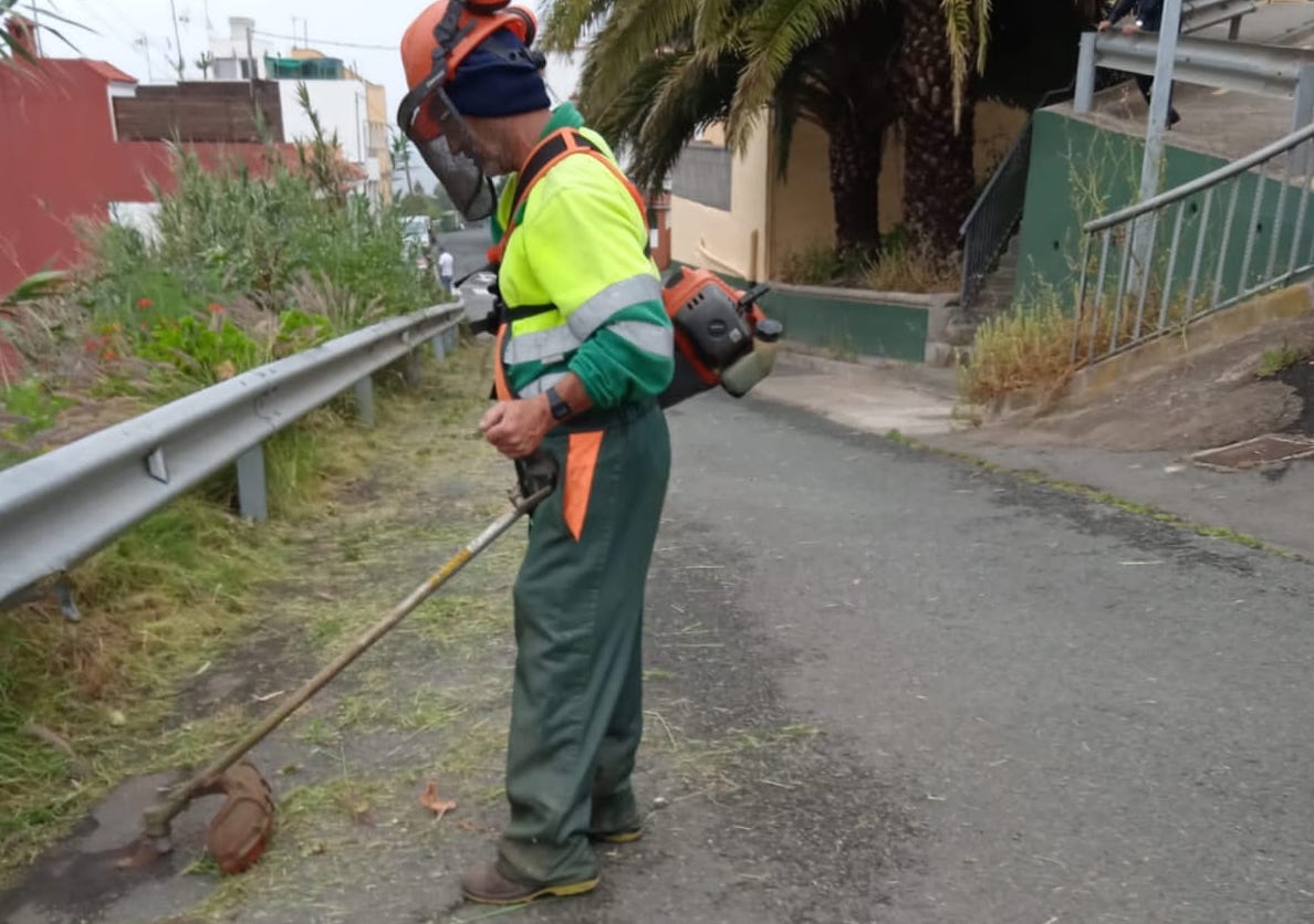 El Ayuntamiento de Teror refuerza la limpieza de los márgenes de vías y caminos vecinales