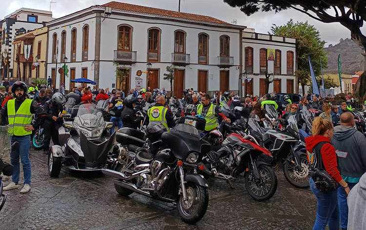 En torno a un centenar de motos visitaron Teror el pasado sábado