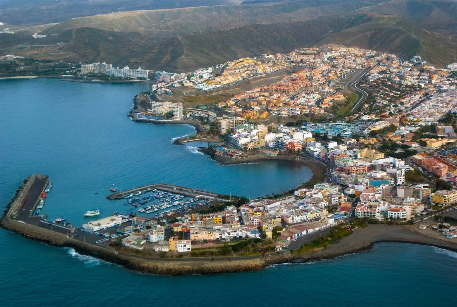 Ha arribado por sus propios medios un cayuco con 231 INMIGRANTES ILEGALES al muelle de Arguineguín (Gran Canaria)