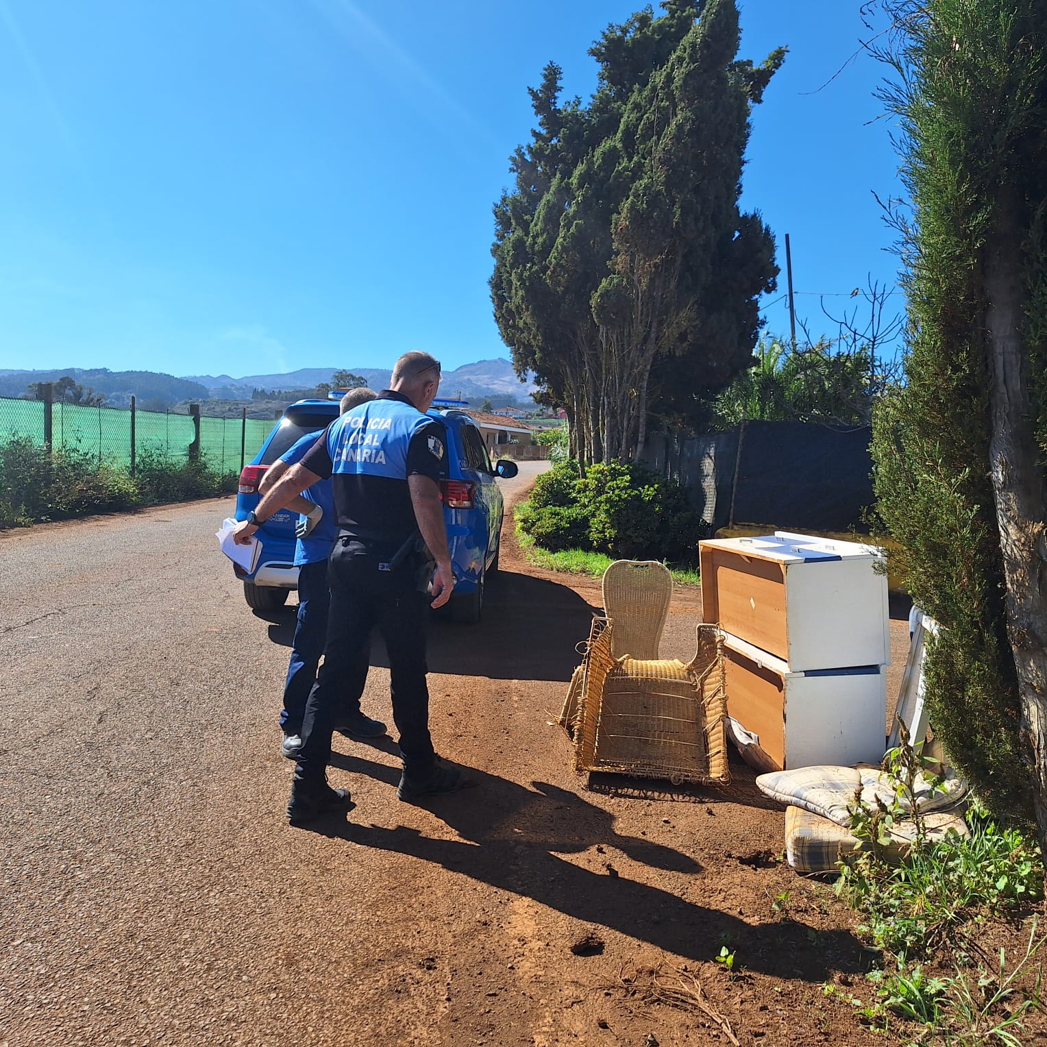 La Policía Local de Guía abre expediente sancionador a dos vecinos por arrojar trastos y enseres junto a la vía pública