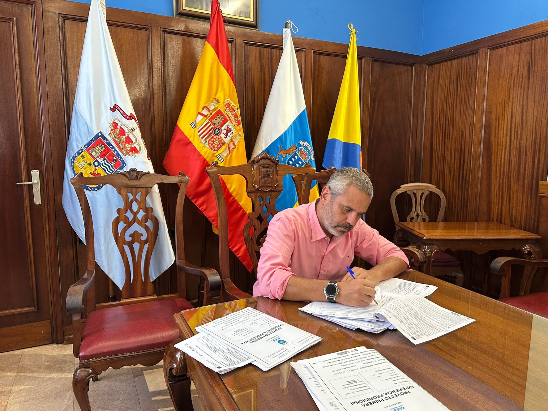 El alcalde de Guía firma los contratos para incorporar 8 técnicos jóvenes para su primea experiencia laboral en el Ayuntamiento