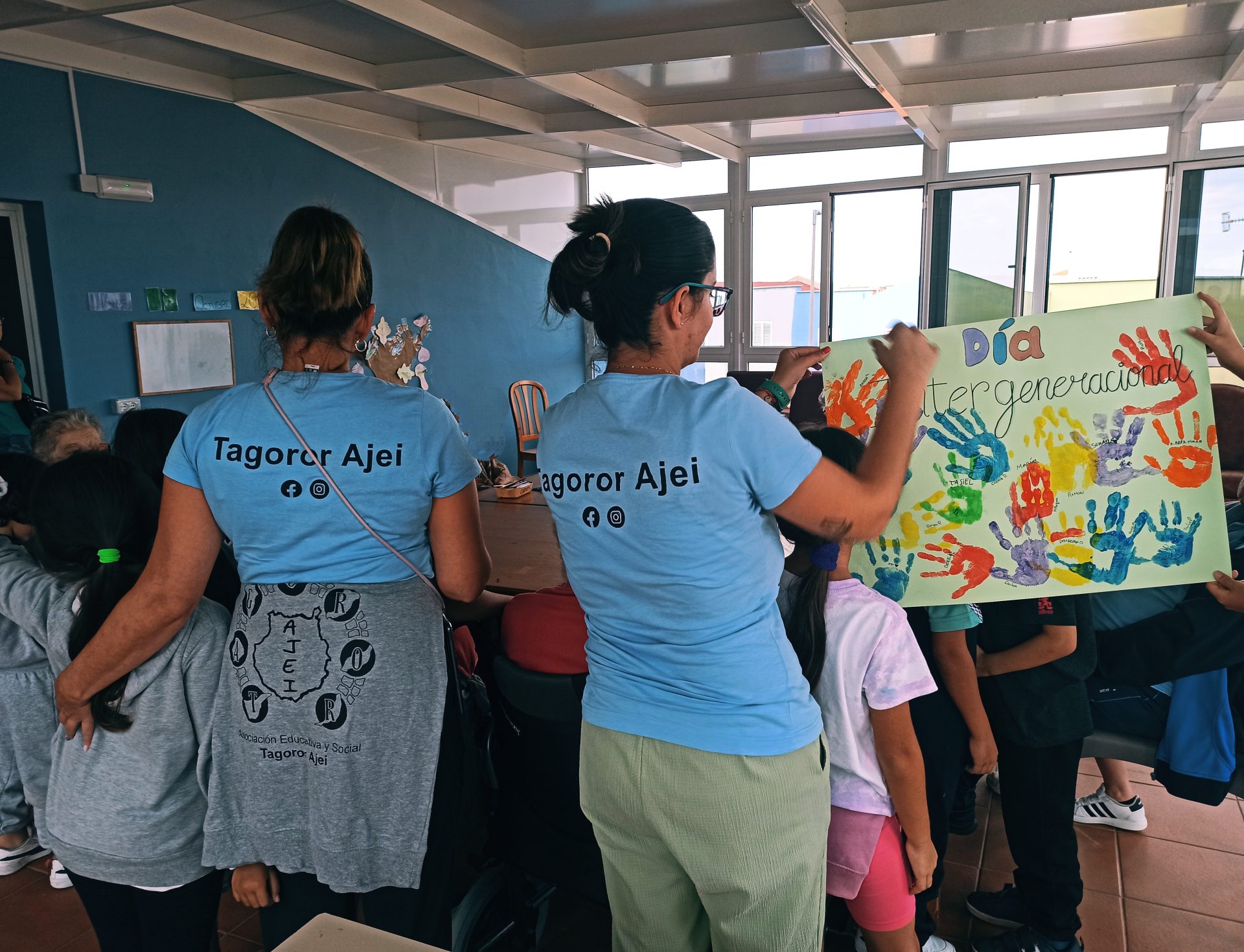 Los/as menores de las residencias escolares de la comarca noroeste de la isla de Gran Canaria, atendidos/as desde el proyecto Tagoror Ajei Integra, han visitado las residencias de mayores de la zona. 