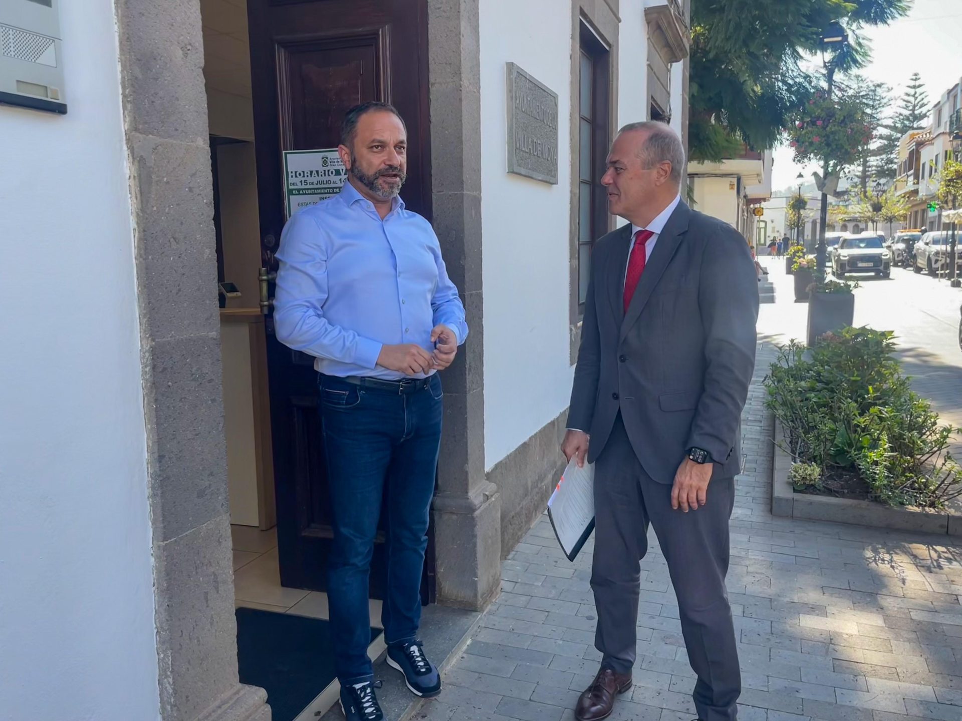 La Villa de Moya recibe la visita del consejero de Obras Públicas, Infraestructuras y Vivienda