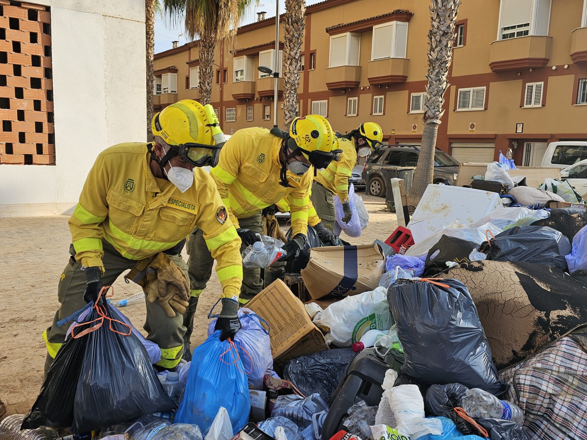 El dispositivo canario en Valencia trabaja también en calles y viviendas de Alfafar y Massanassa ayudando a la población