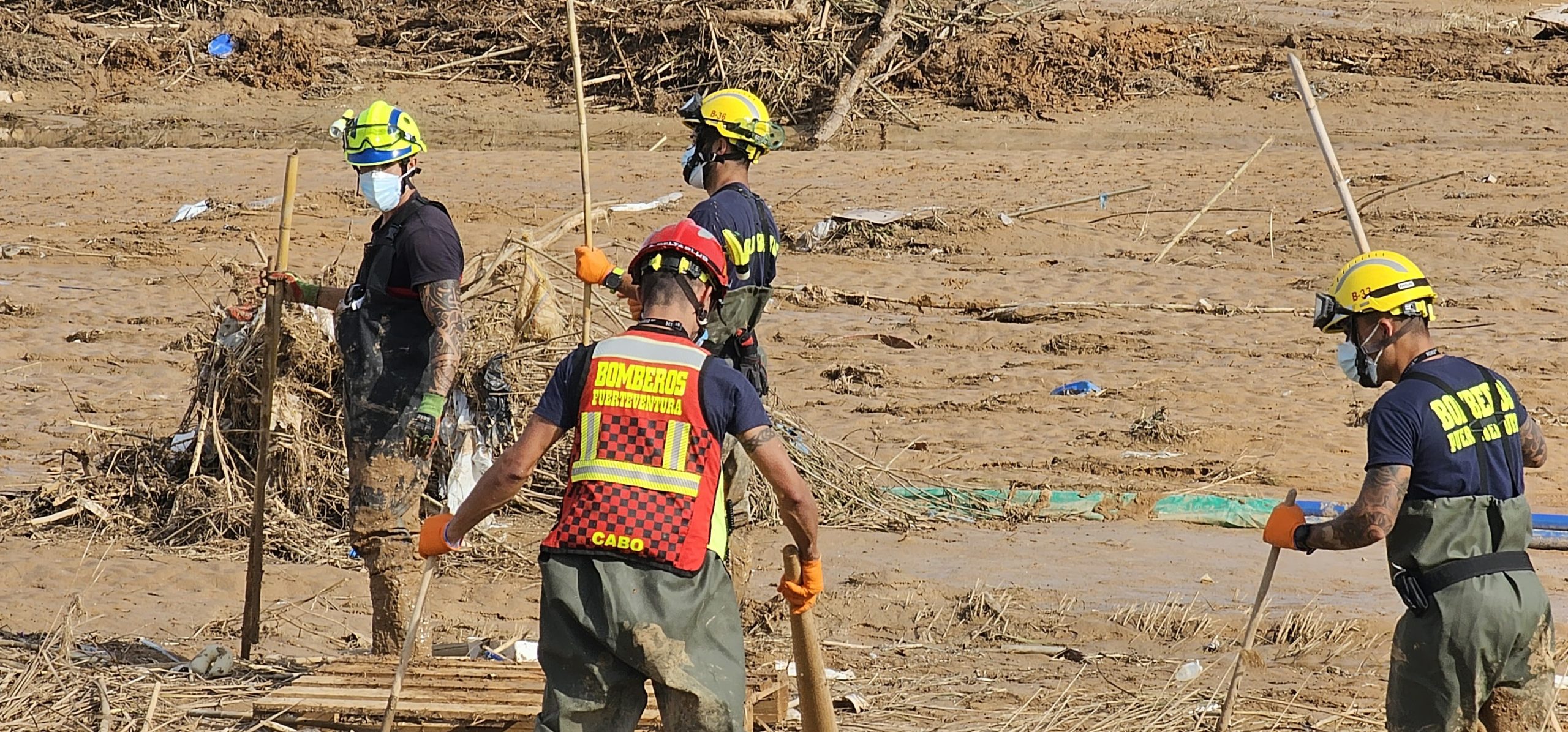 El dispositivo canario de emergencias desplazado a Valencia se centra hoy en varias zonas de Los Alfalares y La Albufera