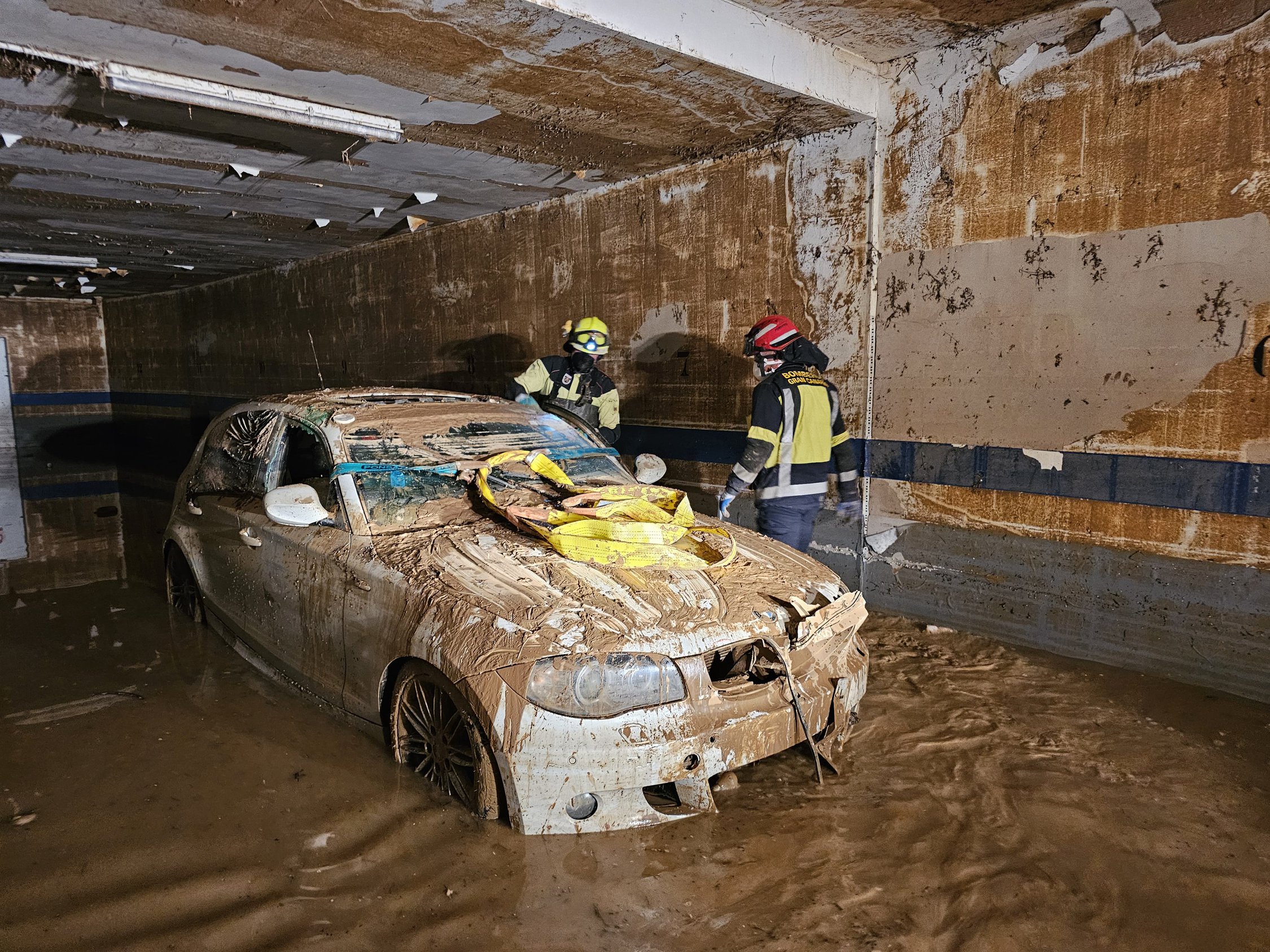 El dispositivo canario de emergencias en Valencia finaliza la limpieza de dos avenidas de Alfafar para que reabra un colegio