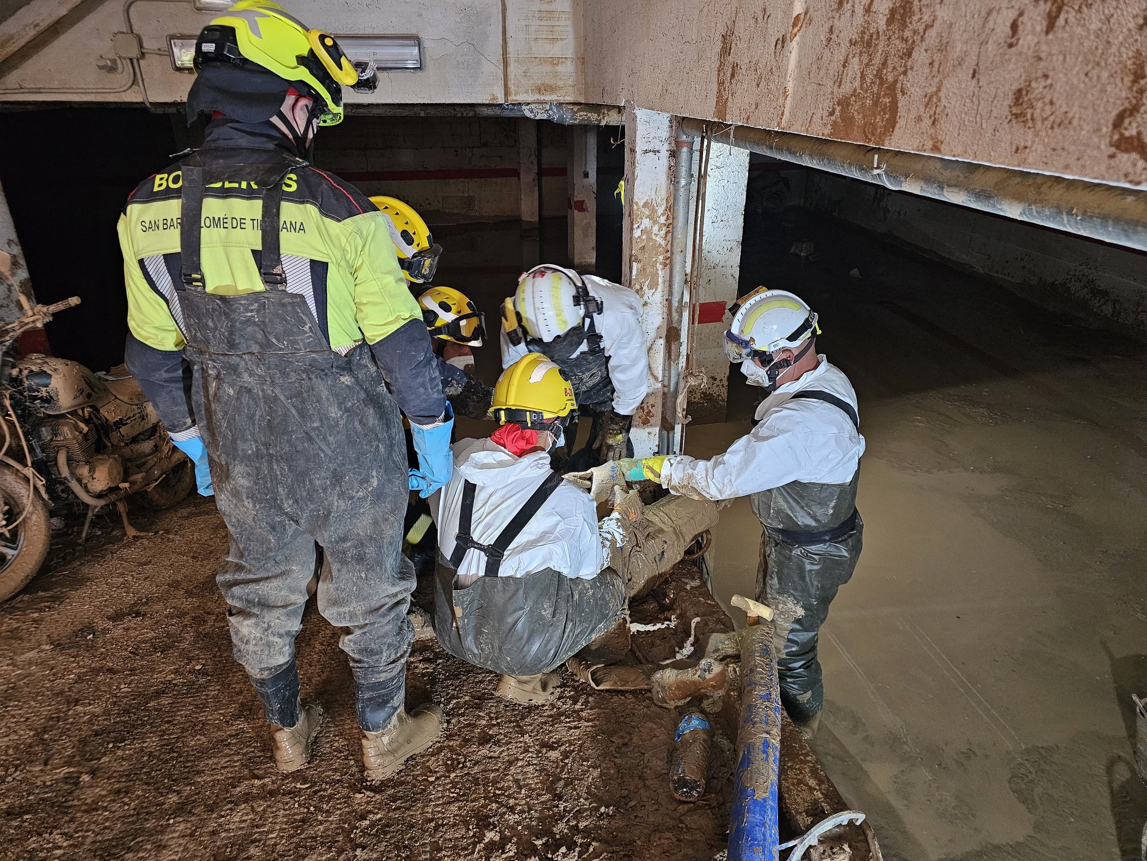 El dispositivo de emergencias canario realiza hoy una técnica pionera en el vaciado de lodo de un garaje en Massanassa