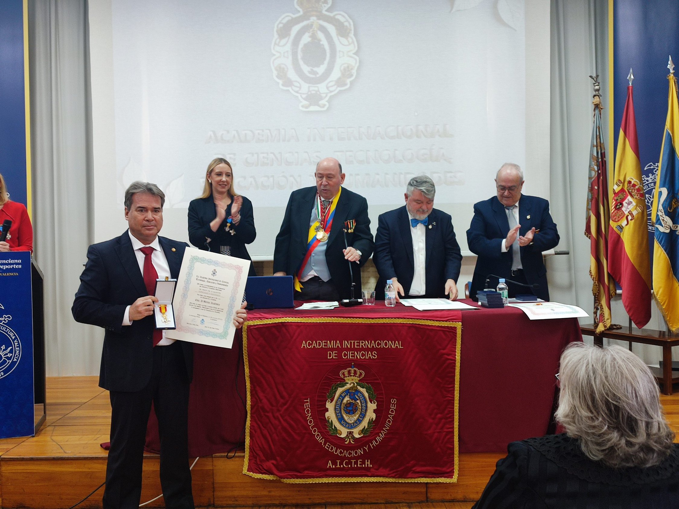 Concesión de la Cruz al Mérito Académico de la Academia Internacional de Ciencias al Dr. Martin González Santiago