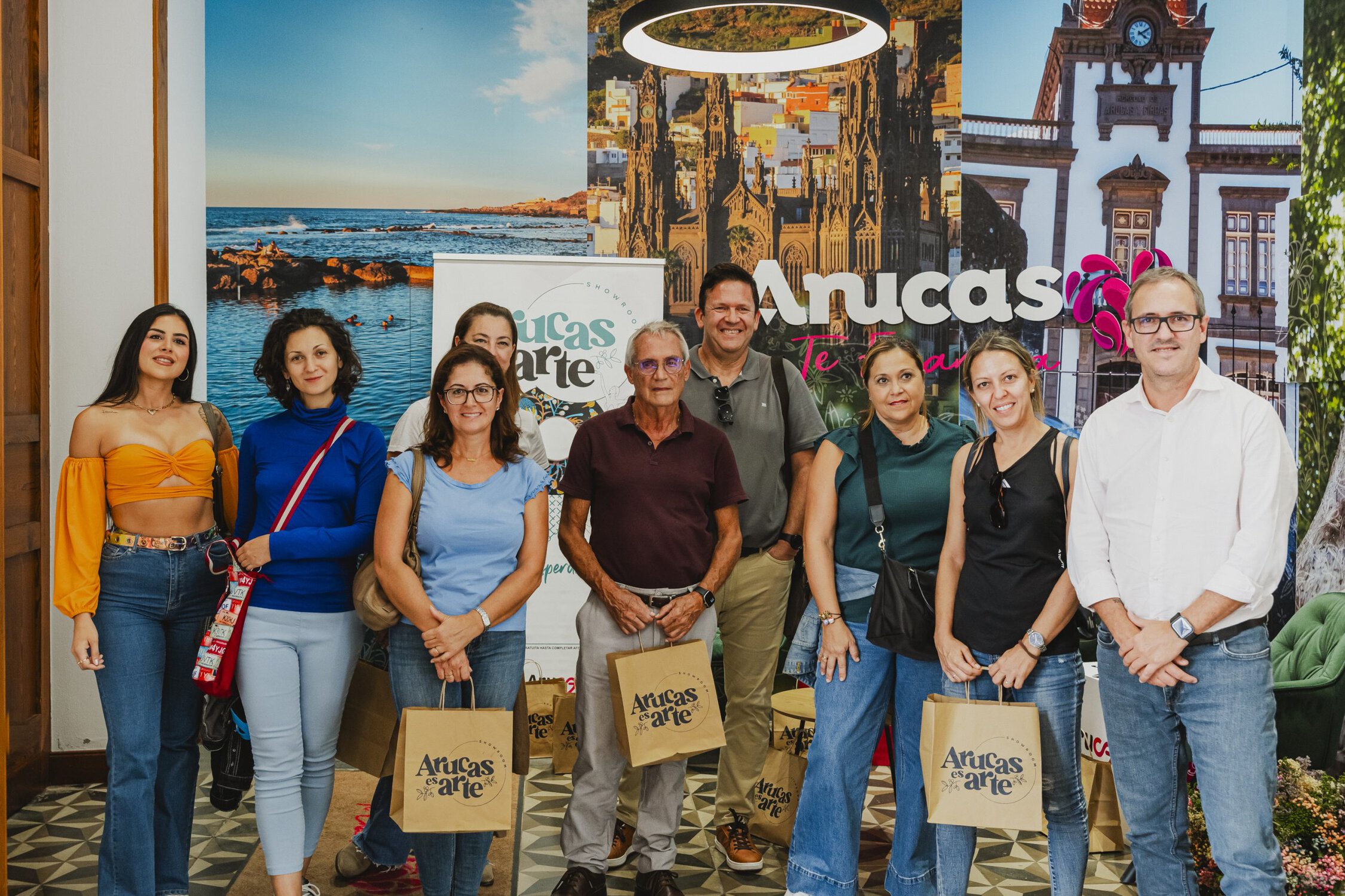 La Concejalía de Promoción Económica y Turismo, entregó los premios a los/as ganadores/as participantes en el sorteo del “Showroom Arucas es arte”.