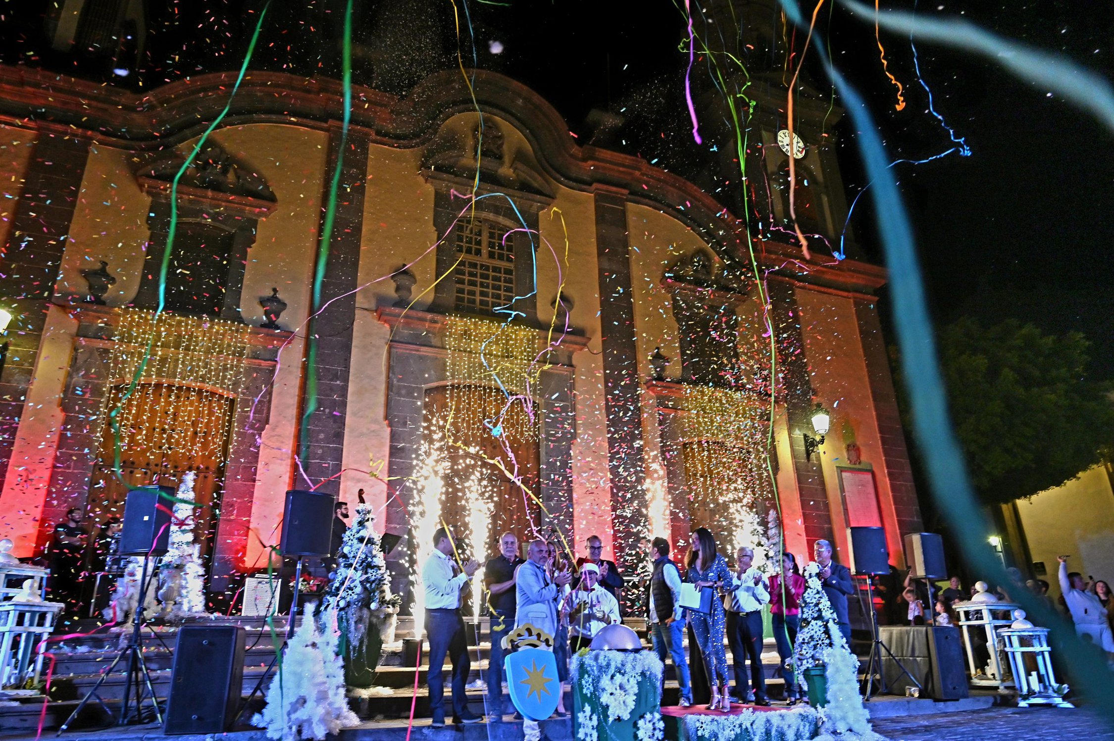 Las calles y plazas de Guía se llenan de luz y color para dar la bienvenida  a la Navidad