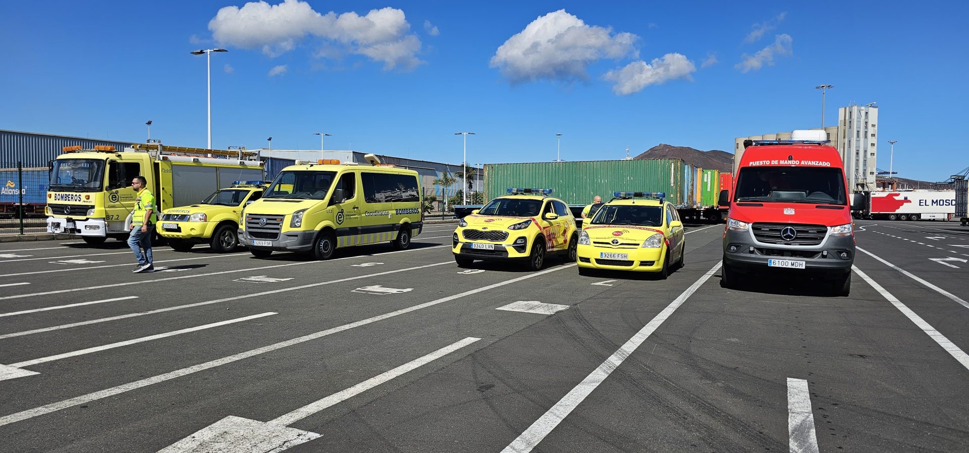 El Gobierno de Canarias ha enviado hoy en barco los primeros vehículos de apoyo a la emergencia de Valencia