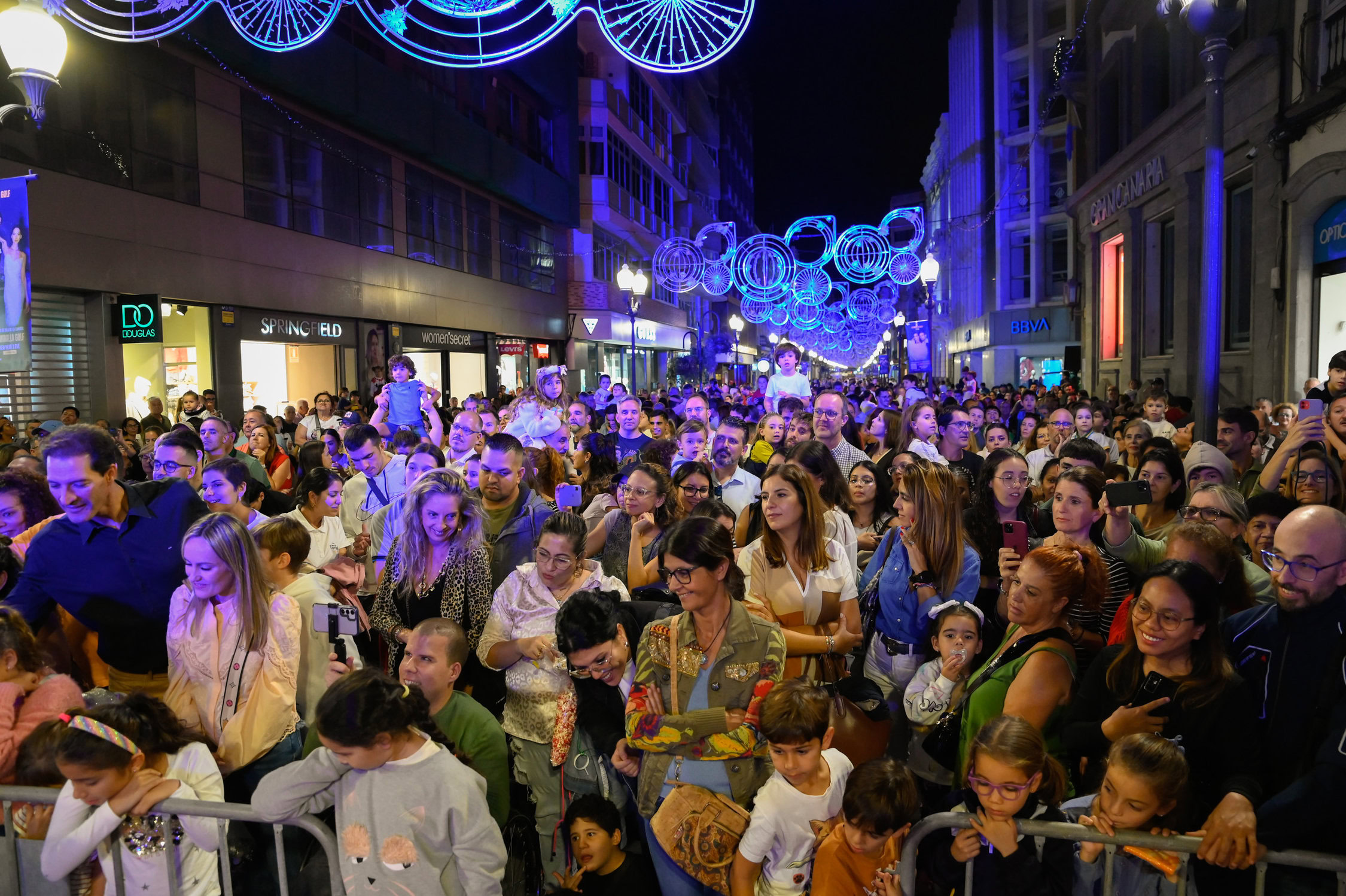 Lleno absoluto en el Tradicional Encendido Navideño de la Asociación de Comerciantes de la Zona Triana en un acto lleno de música y espectáculo