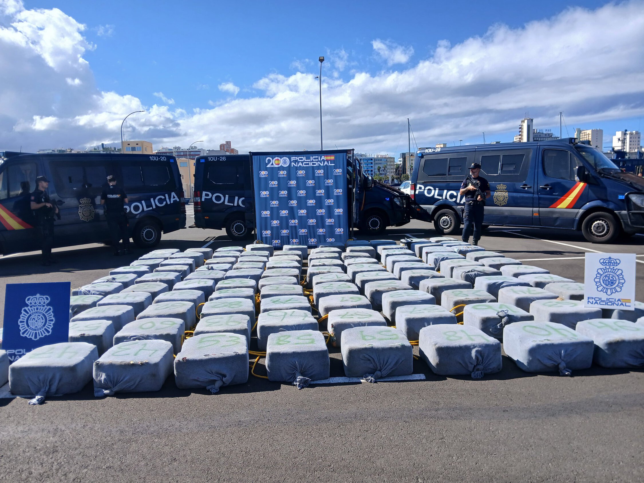 La Policía Nacional interviene más de 4.000 kilos de cocaína en un pesquero a 500 millas al oeste de las Islas Canarias