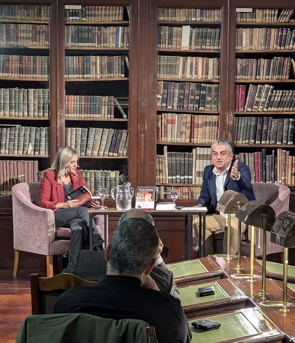 El libro del consultor político tinerfeño Isaac Hernández, Maestro de Sombras, se presentó en el Ateneo de Madrid.