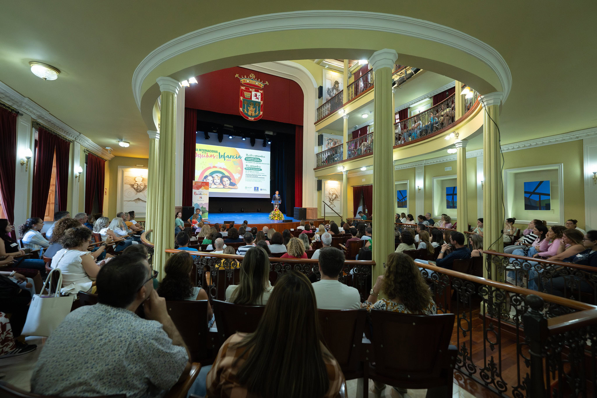 El profesorado de Gáldar recibe el taller ‘Vive el Bientratar’ con motivo de Día de la Infancia