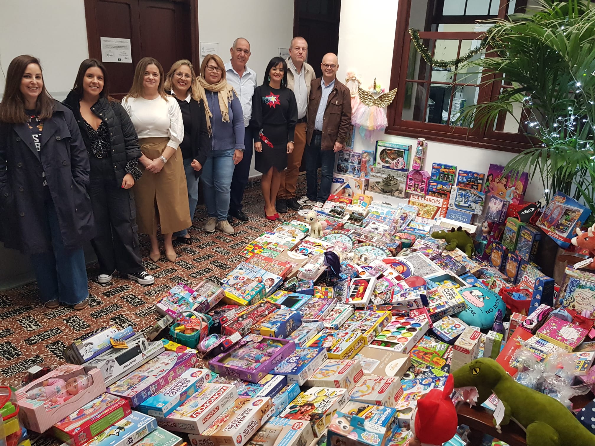 Teror entrega más de 400 juguetes a la Casa de Galicia para la campaña ‘Más que Reyes’