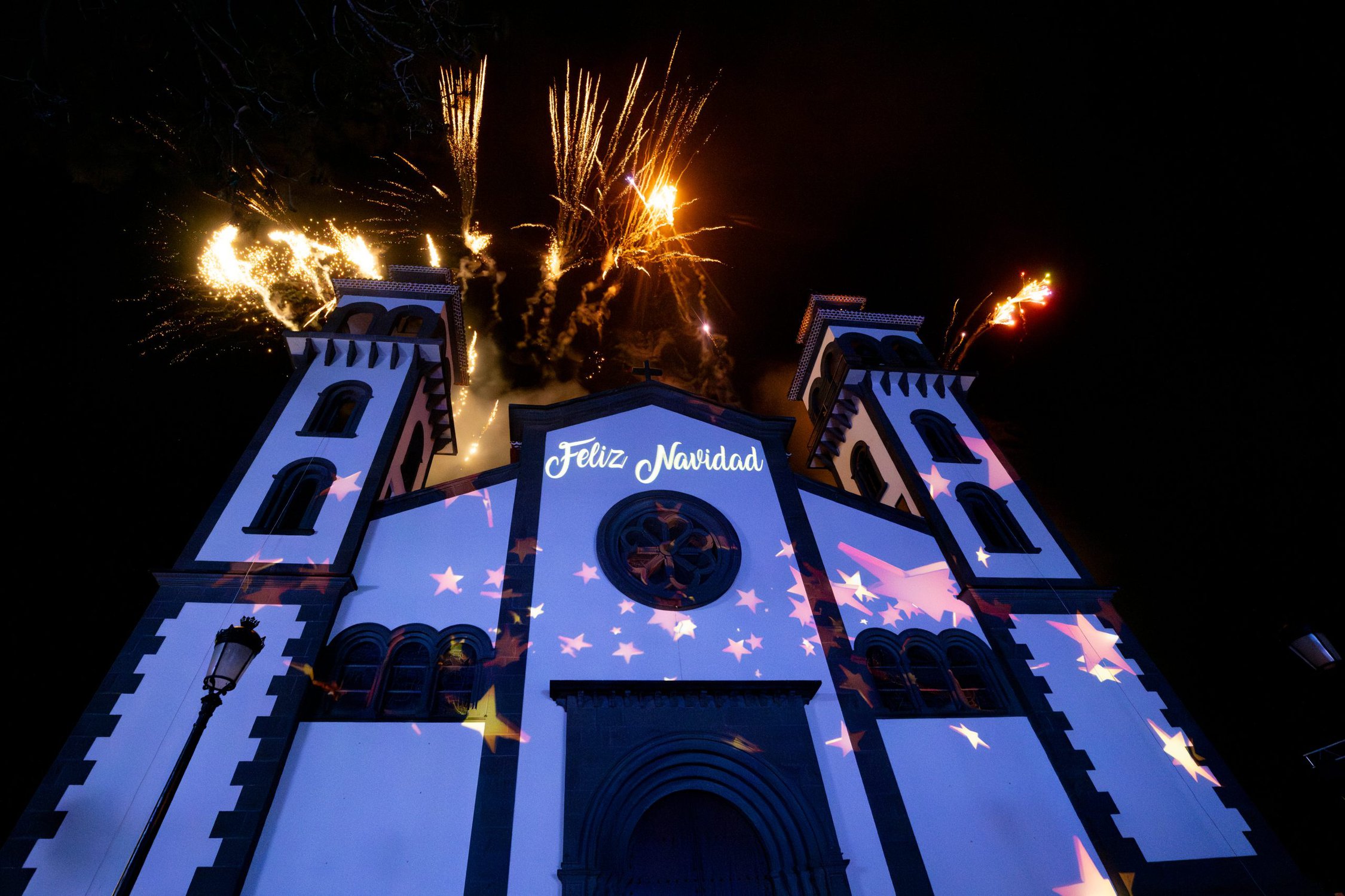 La Villa de Moya enciende la Navidad en el pórtico de la Iglesia