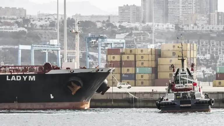 Intervenidos más de 3.300 kilos de cocaína en un pesquero a 1.000 millas al oeste de las Islas Canarias