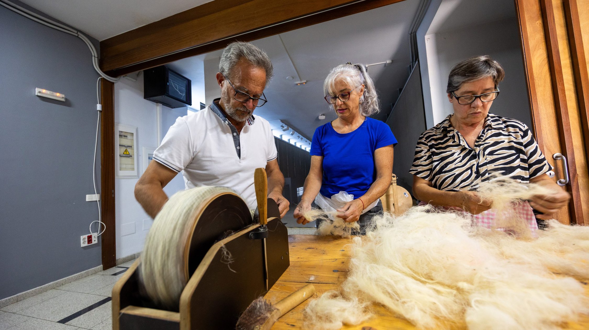 Valleseco acoge la muestra del taller de hilado de la lana y sus telares